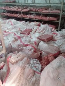 ضبط 3 طن مفروم دواجن غير صالح للاستخدام الادمي بالخانكة