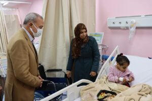 محافظ القليوبية يطمئن على 3 مرضى من أطفال غزة بمستشفى القناطر الخيرية المركزي