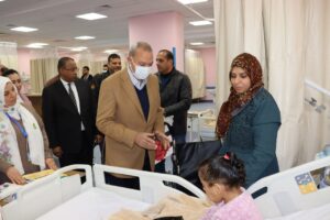 محافظ القليوبية يطمئن على 3 مرضى من أطفال غزة بمستشفى القناطر الخيرية المركزي