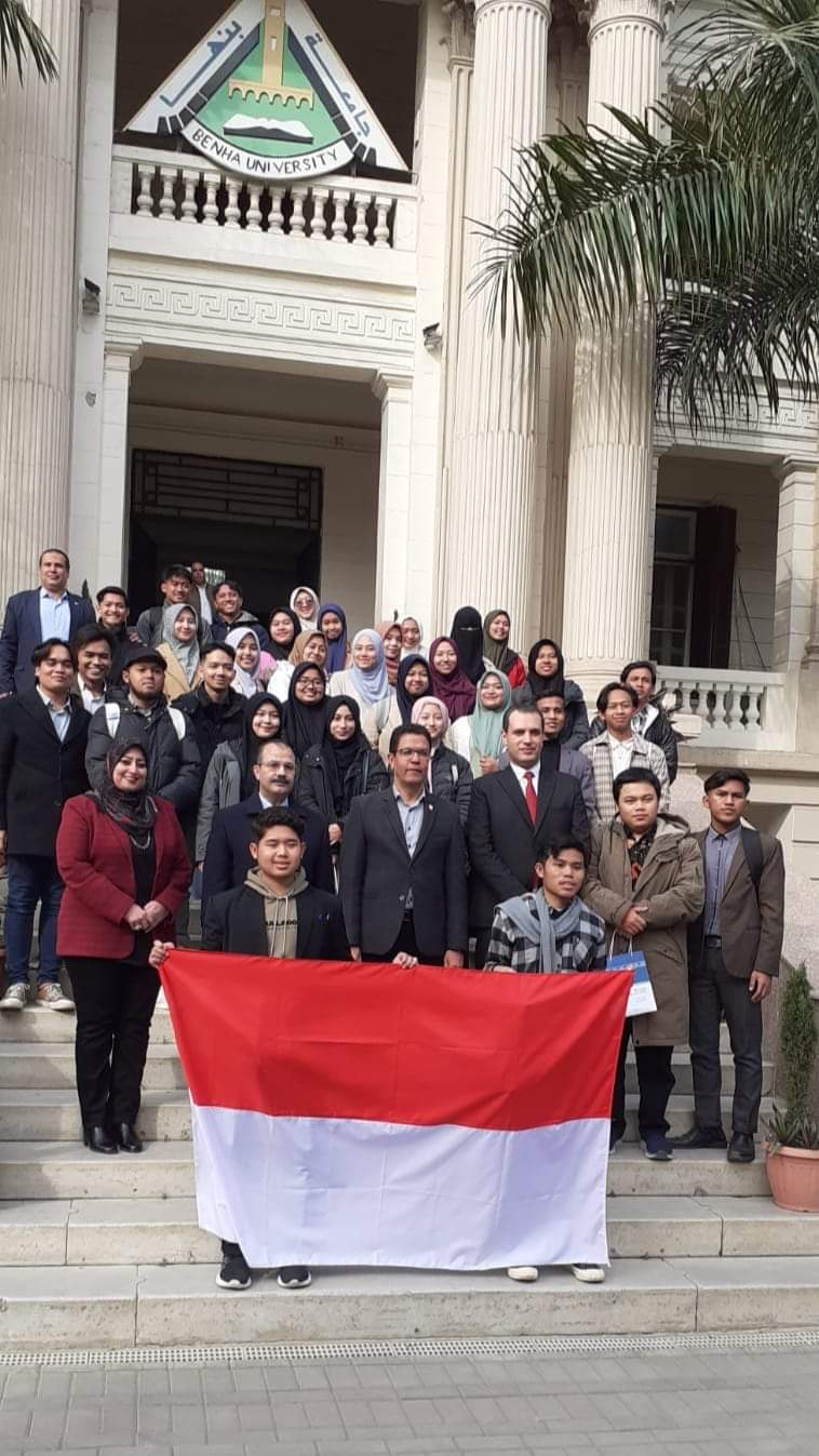 رئيس جامعة بنها يستقبل الوفد الإندونيسي المشارك في دورة تنمية مهارات اللغة العربية