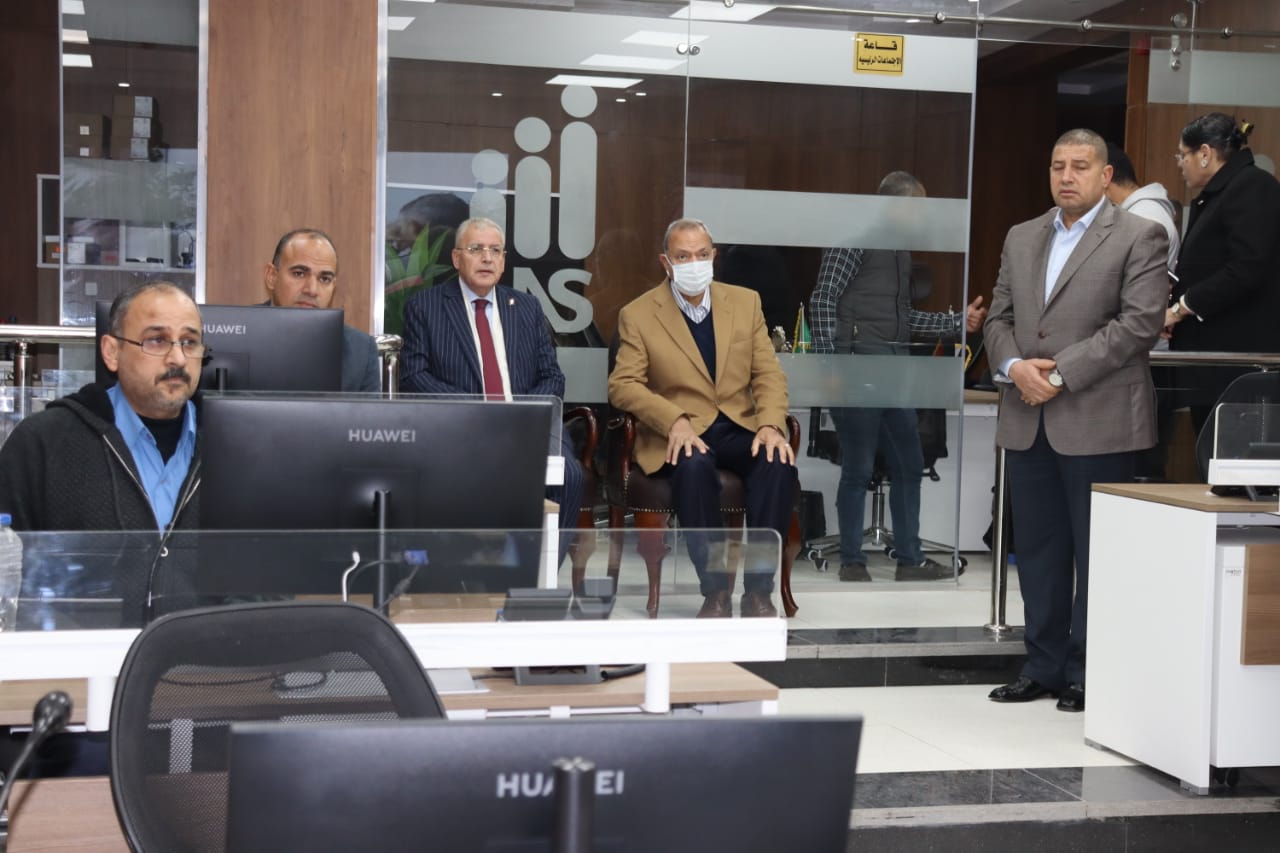 محافظ القليوبية يتابع تطورات انفجار أنبوبة غاز بمخزن أثاث مكتبي بشبين القناطر