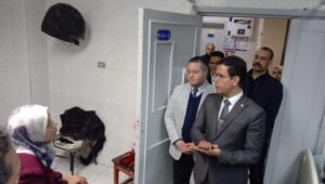 رئيس جامعة بنها يزور المرضى من الأشقاء الفلسطينيين داخل المستشفى الجامعي 