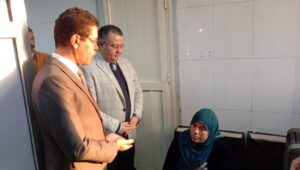 رئيس جامعة بنها يزور المرضى من الأشقاء الفلسطينيين داخل المستشفى الجامعي 