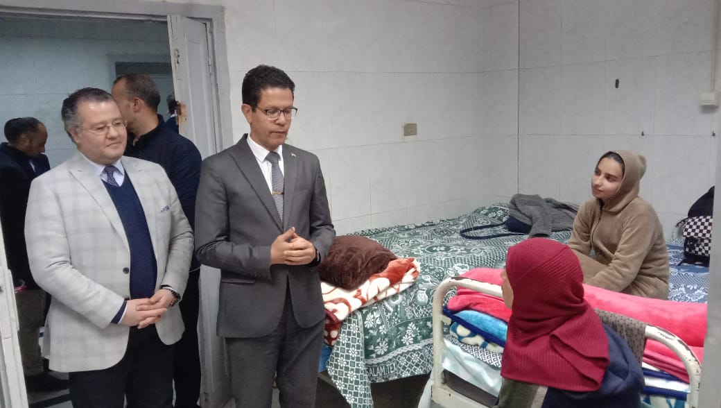 رئيس جامعة بنها يزور المرضى من الأشقاء الفلسطينيين داخل المستشفى الجامعي رئيس جامعة بنها يزور المرضى من الأشقاء الفلسطينيين داخل المستشفى الجامعي