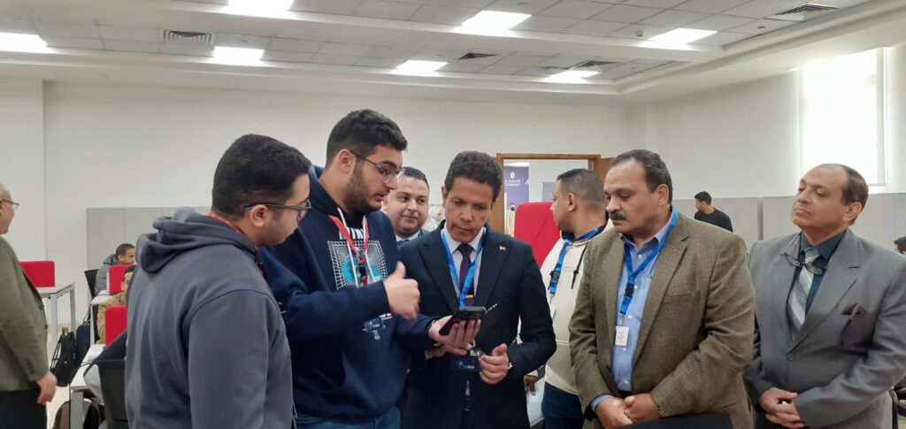رئيس جامعة بنها يتفقد فعاليات هاكاثون التقنيات الناشئة لتمكين ذوي الهمم