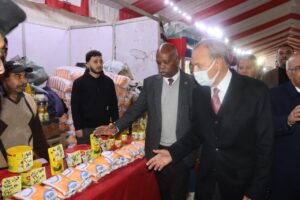 رئيس جامعة بنها يفتتح المعرض الخيري للملابس لطلاب كلية التربية النوعية (صور)