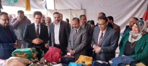 رئيس جامعة بنها يفتتح المعرض الخيري للملابس لطلاب كلية التربية النوعية (صور)