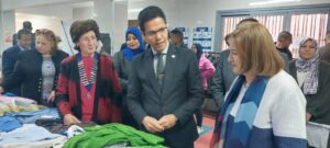 رئيس جامعة بنها يفتتح معرض الملابس الخيري للطلاب