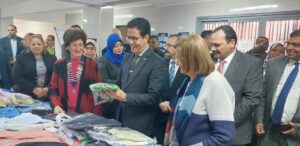 رئيس جامعة بنها يفتتح معرض الملابس الخيري للطلاب