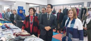 رئيس جامعة بنها يفتتح معرض الملابس الخيري للطلاب