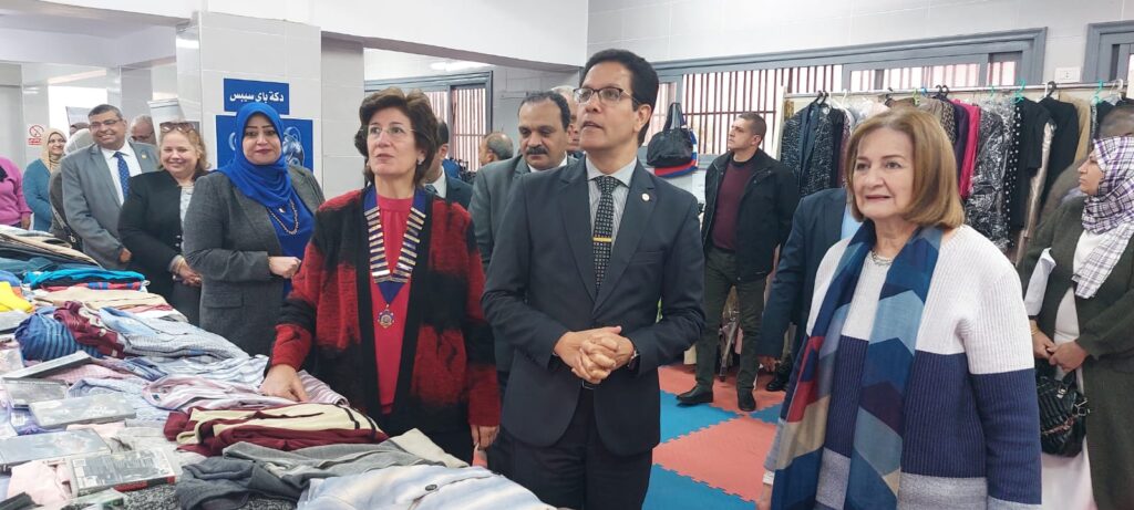 رئيس جامعة بنها يفتتح معرض الملابس الخيري للطلاب