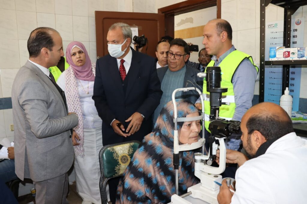 محافظ القليوبية يتفقد القافلة الطبية المجانية للرمد بقرية الشموت ببنها