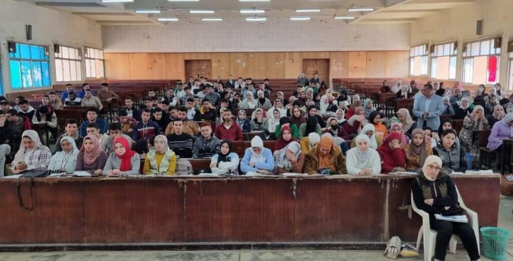 تجارة بنها تنظم ندوة توعوية بعنوان "تقدر من غيرها"