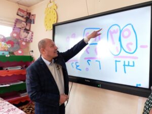 مدير عام المدارس بشبان بنها يتفقد براعم رياض الأطفال