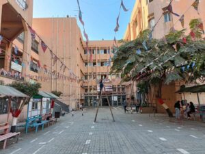 مرحب شهر الصوم .. تعليق الفوانيس والزينة الرمضانية بكلية الآداب بجامعة بنها (صور)