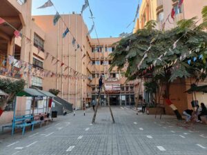 مرحب شهر الصوم .. تعليق الفوانيس والزينة الرمضانية بكلية الآداب بجامعة بنها (صور)