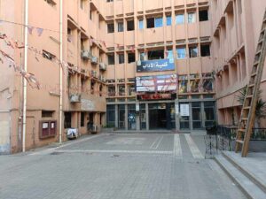 مرحب شهر الصوم .. تعليق الفوانيس والزينة الرمضانية بكلية الآداب بجامعة بنها (صور)