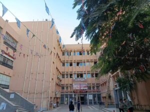 مرحب شهر الصوم .. تعليق الفوانيس والزينة الرمضانية بكلية الآداب بجامعة بنها (صور)