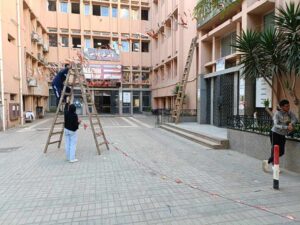 مرحب شهر الصوم .. تعليق الفوانيس والزينة الرمضانية بكلية الآداب بجامعة بنها (صور)