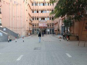 مرحب شهر الصوم .. تعليق الفوانيس والزينة الرمضانية بكلية الآداب بجامعة بنها (صور)