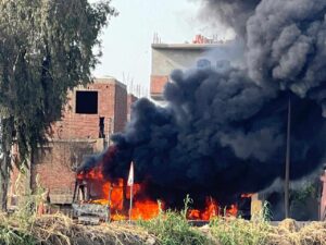 تفحم ميني باص على الطريق الزراعي "بنها - المنصورة" دون إصابات (صور)