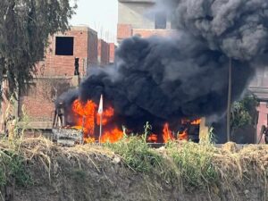 تفحم ميني باص على الطريق الزراعي "بنها - المنصورة" دون إصابات (صور)