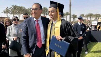 رئيس الوزراء يحتفل بتخرج نجله من الجامعة الأمريكية بالقاهرة رئيس الوزراء يحتفل بتخرج نجله من الجامعة الأمريكية بالقاهرة