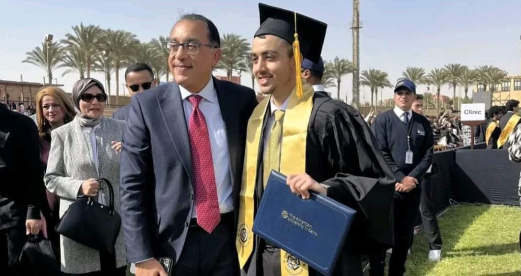 رئيس الوزراء يحتفل بتخرج نجله من الجامعة الأمريكية بالقاهرة رئيس الوزراء يحتفل بتخرج نجله من الجامعة الأمريكية بالقاهرة