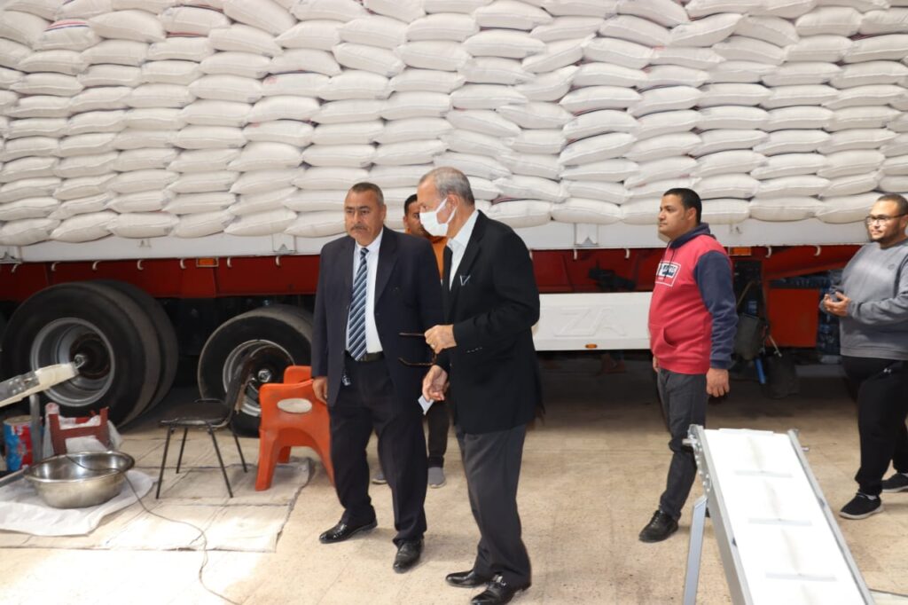 بعد توفير 170 طن سكر .. محافظ القليوبية يتفقد مصنع لتعبئة المواد الغذائية بمدينة بنها بعد توفير 170 طن سكر .. محافظ القليوبية يتفقد مصنع لتعبئة المواد الغذائية بمدينة بنها