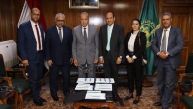 محافظ القليوبية يستقبل أعضاء البنك الزراعي المصري لتقديم تبرع لصالح الأسر الأكثر احتياجا