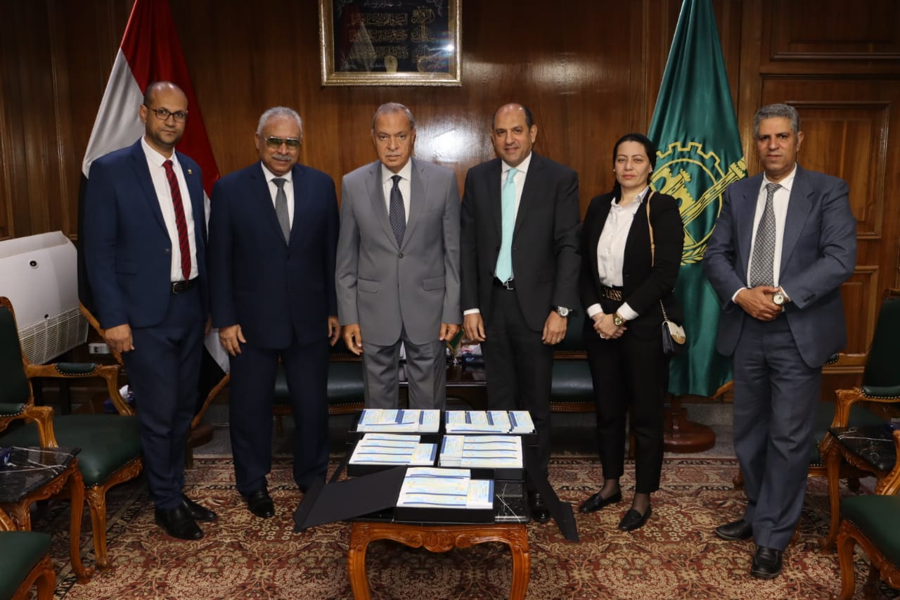 محافظ القليوبية يستقبل أعضاء البنك الزراعي المصري لتقديم تبرع لصالح الأسر الأكثر احتياجا