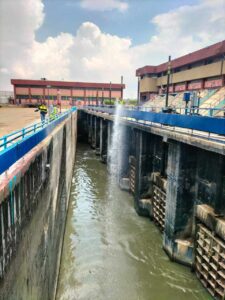 انفجار في 3 محطات صرف صحي وإصابة 3 أشخاص (صور)