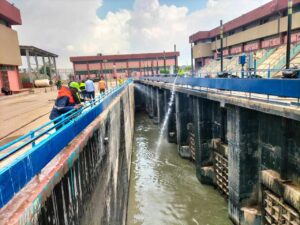 انفجار في 3 محطات صرف صحي وإصابة 3 أشخاص (صور)