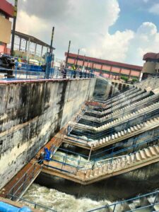 انفجار في 3 محطات صرف صحي وإصابة 3 أشخاص (صور)