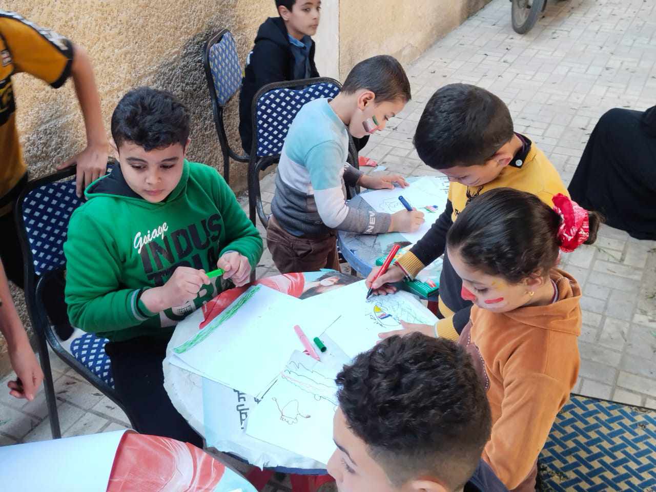 أطفال القليوبية يزينون وجوههم بأعلام مصر وفلسطين في قافلة السعادة لحياة كريمة بشبين القناطر