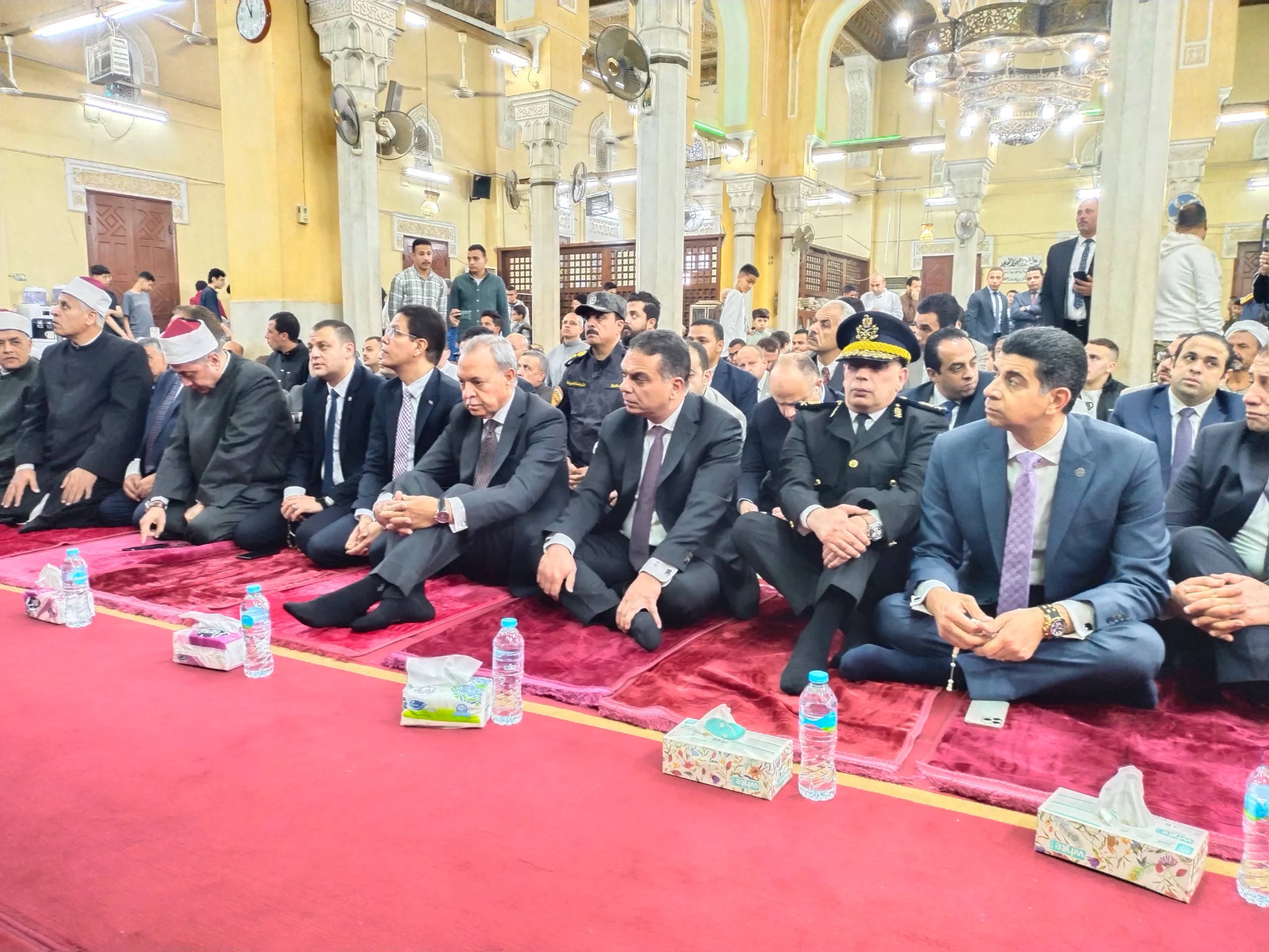 محافظ القليوبية يؤدي صلاة عيد الفطر المبارك بمسجد ناصر ببنها (صور)