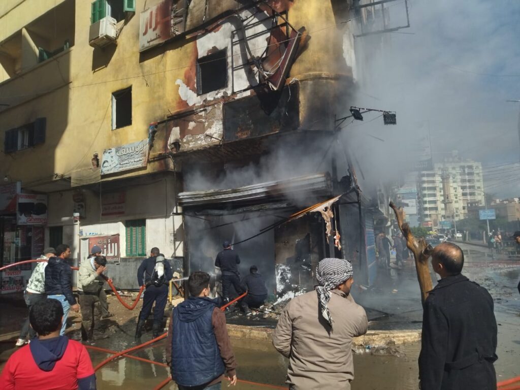 السيطرة على حريق في محل داخل عقار مكون من 5 أدوار بالقليوبية