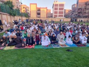 المئات يتوافدون على مساجد وساحات القليوبية لأداء صلاة عيد الفطر (صور)