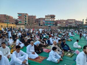 المئات يتوافدون على مساجد وساحات القليوبية لأداء صلاة عيد الفطر (صور)