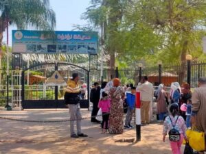 إقبال كبير من الزائرين للاحتفال بعيد الفطر المبارك في ثالث أيام العيد (صور)