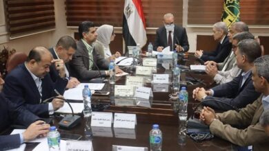 محافظ القليوبية يناقش آليه تنفيذ قرار رئيس مجلس الوزراء بشأن تحديد "رسوم النظافة"