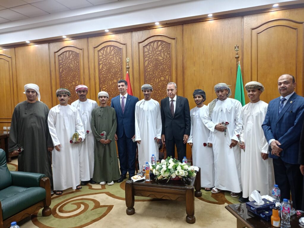 وفد من الشباب العماني يقدم التهنئة لمحافظ القليوبية بمناسبة عيد الفطر