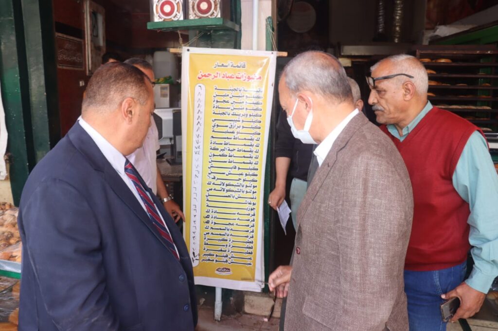 محافظ القليوبية يتابع تطبيق قرار تخفيض أسعار رغيف الخبز السياحي (صور)