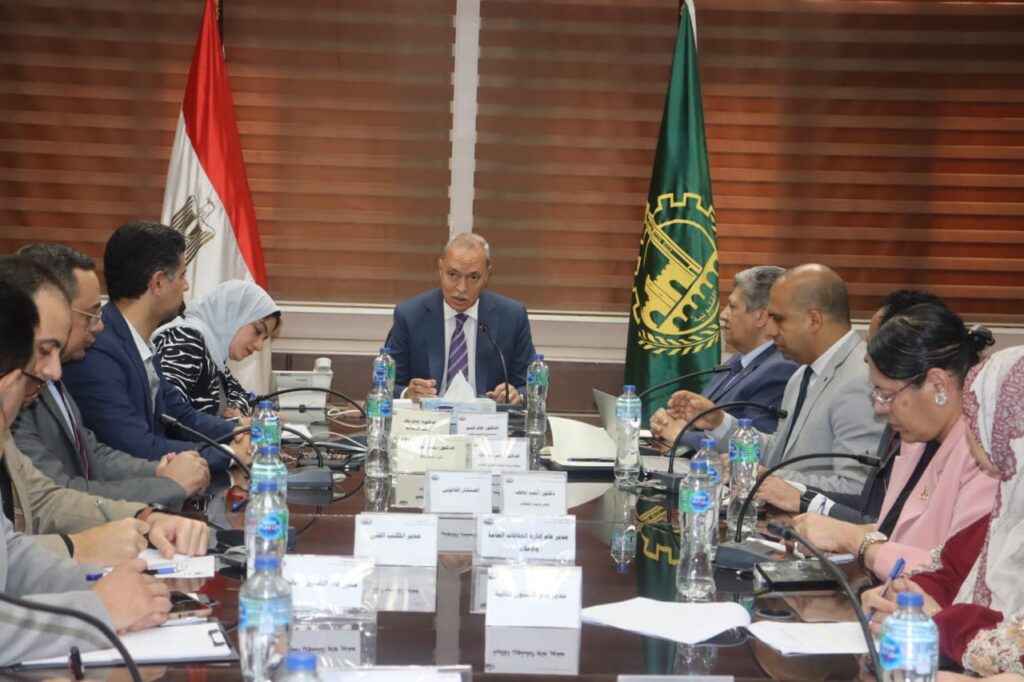 محافظ القليوبية يناقش إنشاء شركة مساهمة لإدارة جمع ونقل المخلفات محافظ القليوبية يناقش إنشاء شركة مساهمة لإدارة جمع ونقل المخلفات