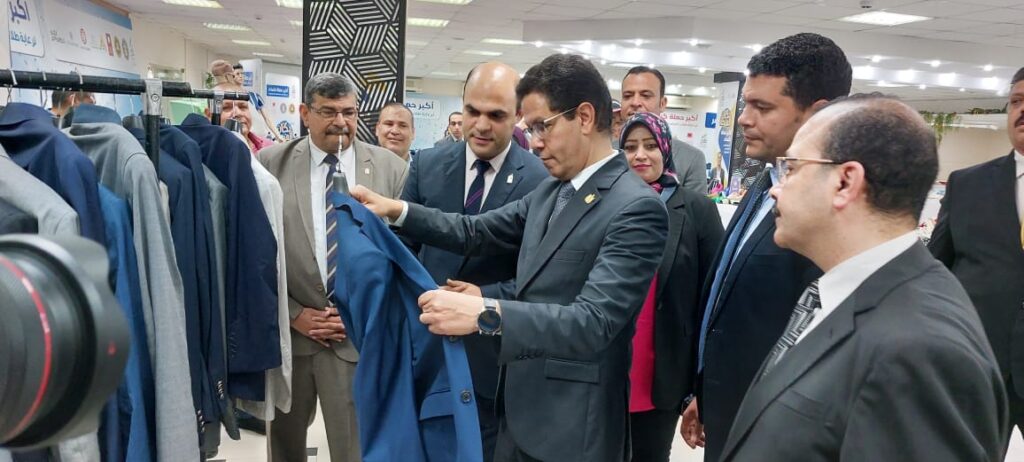 رئيس جامعة بنها يفتتح معرض "دكان الفرحة" للملابس الجديدة لطلاب الجامعة