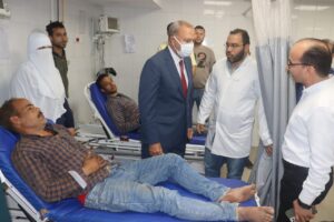 محافظ القليوبية يطمئن على مصابي حادث مروري لعاملين بصحة القليوبية