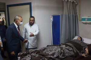 محافظ القليوبية يطمئن على مصابي حادث مروري لعاملين بصحة القليوبية