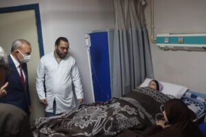 محافظ القليوبية يطمئن على مصابي حادث مروري لعاملين بصحة القليوبية