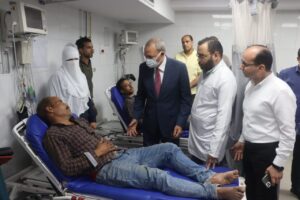 محافظ القليوبية يطمئن على مصابي حادث مروري لعاملين بصحة القليوبية