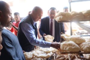 محافظ القليوبية يقود حملة تفتيشية على المخابز والهايبرات بالخانكة - صور